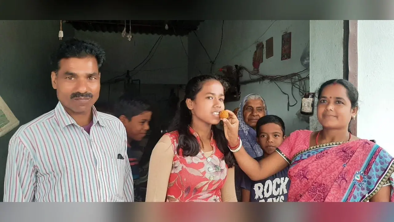 JAC 10th Result 2020: आईएएस और डॉक्टर बनना चाहती हैं खूंटी की टॉपर बेटियां
