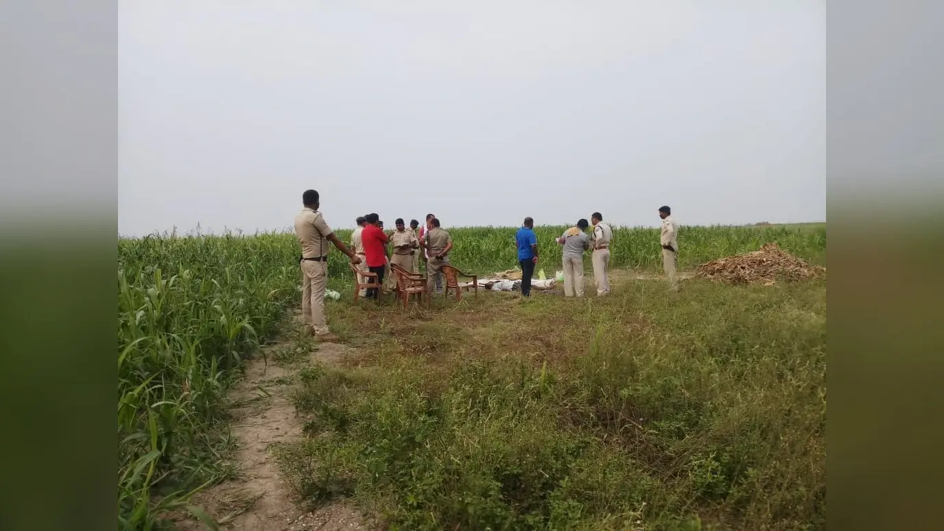 Hapur News: रुपयों के विवाद में 3 दोस्तों ने की हत्या, शव के 50 टुकड़े कर उसे टोल प्लाजा के पास किया दफन