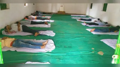 कोरोना का डर : मजदूर बेटे के हाथ से मां ने नहीं लिए पैसे, घर में घुसने भी नहीं दिया