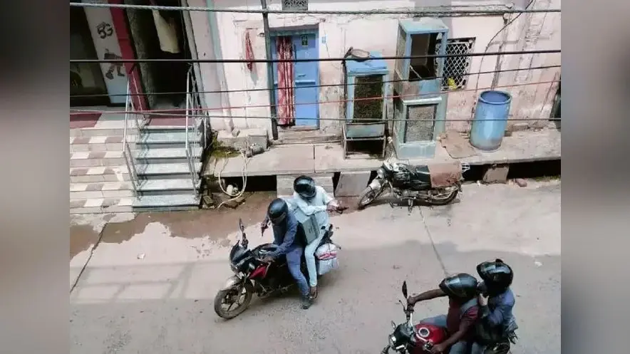 Mirzapur Bank Robbery : लुटेरों ने दिनदहाड़े तीन लोगों को गोली मारकर एक्सिस ब���ंक के 22 लाख लूटे, गार्ड की मौत