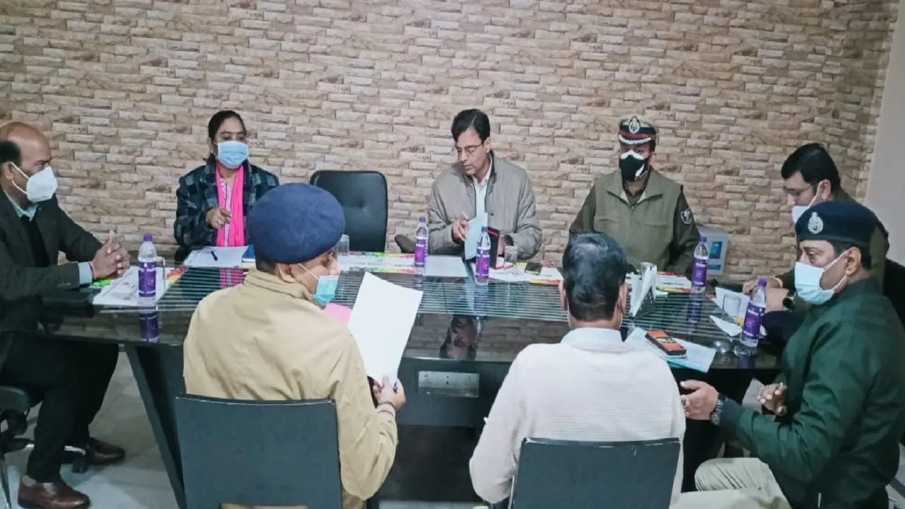 सारण में 15 लोगों की संदेहास्पद मौत की जांच के लिए टीम होगी गठित, गृह सचिव ने छपरा पहुंच कर ली जानकारी