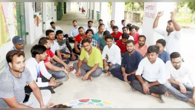 Bhagalpur: खेल शिक्षक पर गाली देने का आरोप लगा कर बीएड के छात्रों ने किया कॉलेज में हंगामा