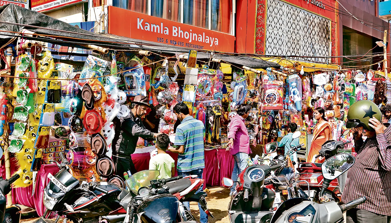Holi 2022: होली को लेकर सजे धनबाद बाजार, ग्राहकों को दिये जा रहे लुभावने ऑफर