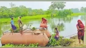 मनिहारी के धुरियाही पंचायत में बाढ़ से आवागमन बाधित, नाव ही सहारा