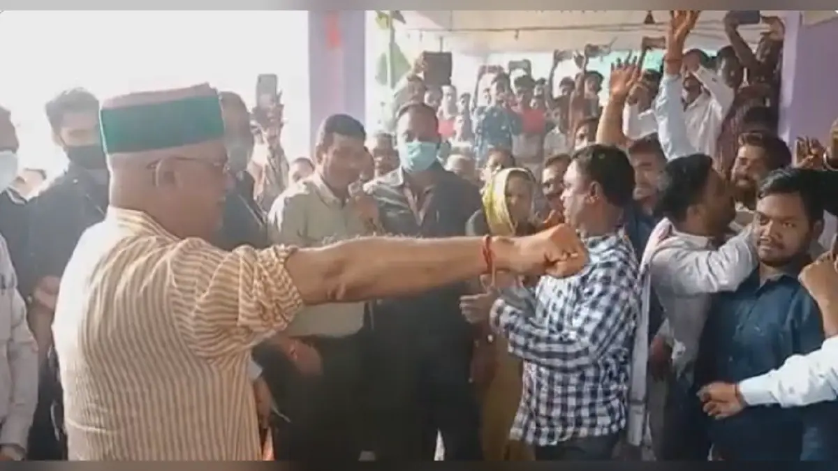 छत्तीसगढ़ के मुख्यमंत्री भूपेश बघेल ने गोवर्धन पूजा के दौरान निभाई ये अनोखी परंपरा, वीडियो वायरल