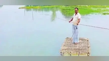 Flood in Bihar : नहीं मिली सरकारी नाव तो बना डाला थर्मोकोल से नाव