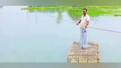 Flood in Bihar : नहीं मिली सरकारी नाव तो बना डाला थर्मोकोल से नाव