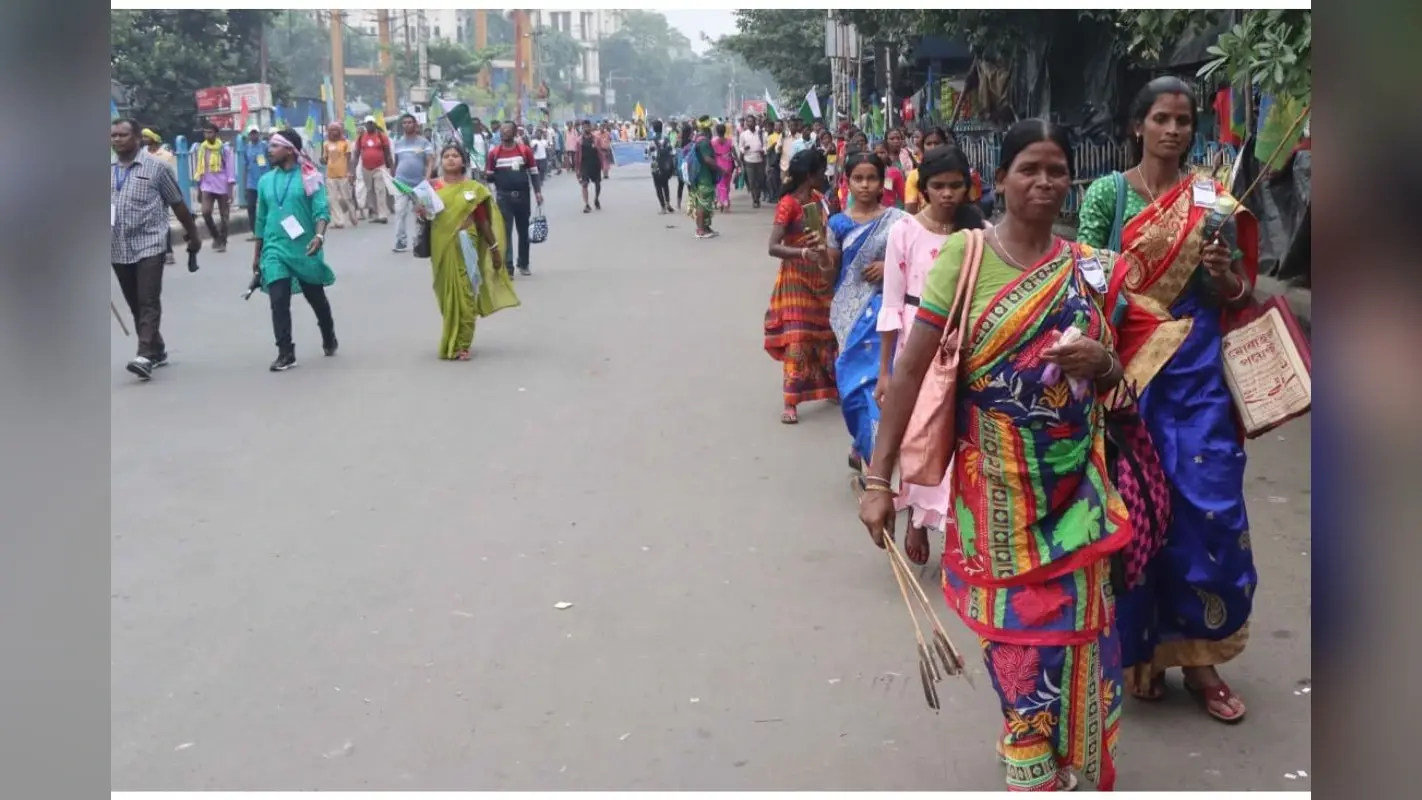Photos : आदिवासी समुदाय की रैली को लेकर स्तब्ध हुआ कोलकाता, घंटों एक ही जगह खड़ी रही गाड़ियां
