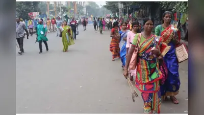 Photos : आदिवासी समुदाय की रैली को लेकर स्तब्ध हुआ कोलकाता, घंटों एक ही जगह खड़ी रही गाड़ियां