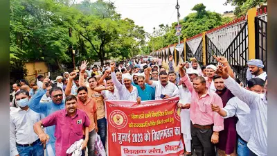 पटना के डाकबंगला चौक पर प्रदर्शनकारियों का इंतजार करती रही पुलिस, JP गोलंबर से सीधे आर ब्लॉक पहुंच गये शिक्षक