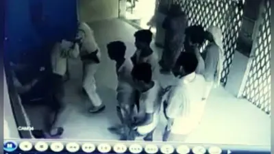 ड्यूटी पर तैनात चिकित्सक को चेंबर से खींच कर एएसआई ने पीटा, हड़ताल पर गये चिकित्सक और स्वास्थ्य कर्मी