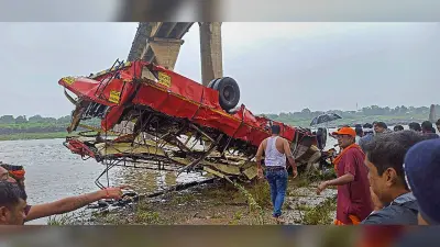 MP Bus Accident: मध्य प्रदेश हादसे में बड़ा खुलासा, 10 साल पुरानी थी बस, फिटनेस भी होने वाला था फेल
