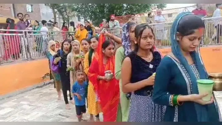 गोरखपुर के शिवालयों में सुबह से लगी रही भक्तों की भीड़, हर हर महादेव की जयकारे से गूंजा नाथ नगरी