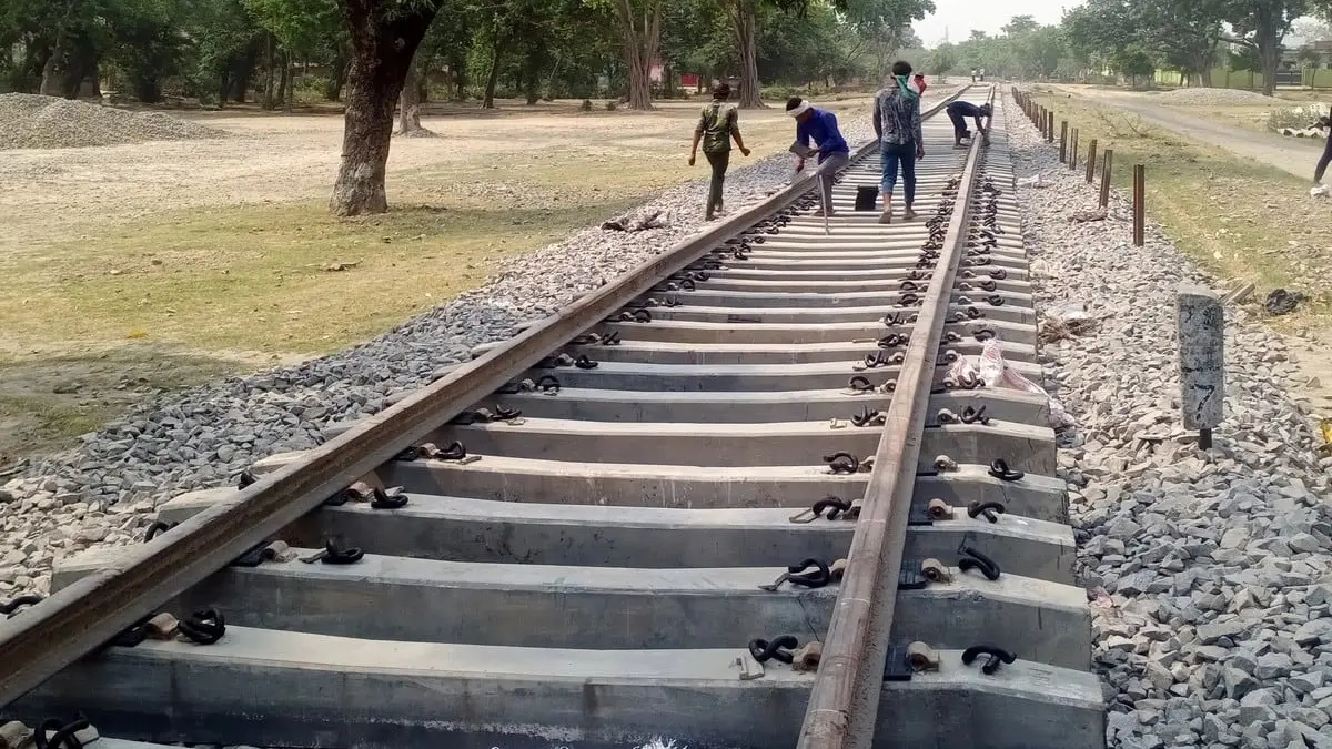 Indian Railways: गोरखपुर होकर चलने वाली 23 ट्रेनों के संचालन में हुआ बदलाव, 52 ट्रेनें इस दिन रहेंगी निरस्त