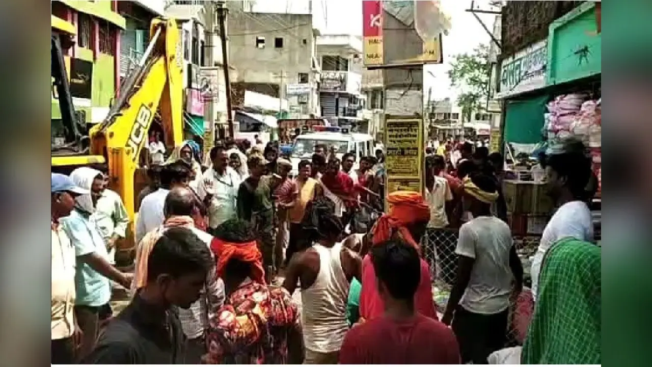 मुंगेर में अवैध अतिक्रमण के विरुद्ध चलाया गया बुलडोजर, दुकानदारों ने विरोध करते हुए किया हंगामा