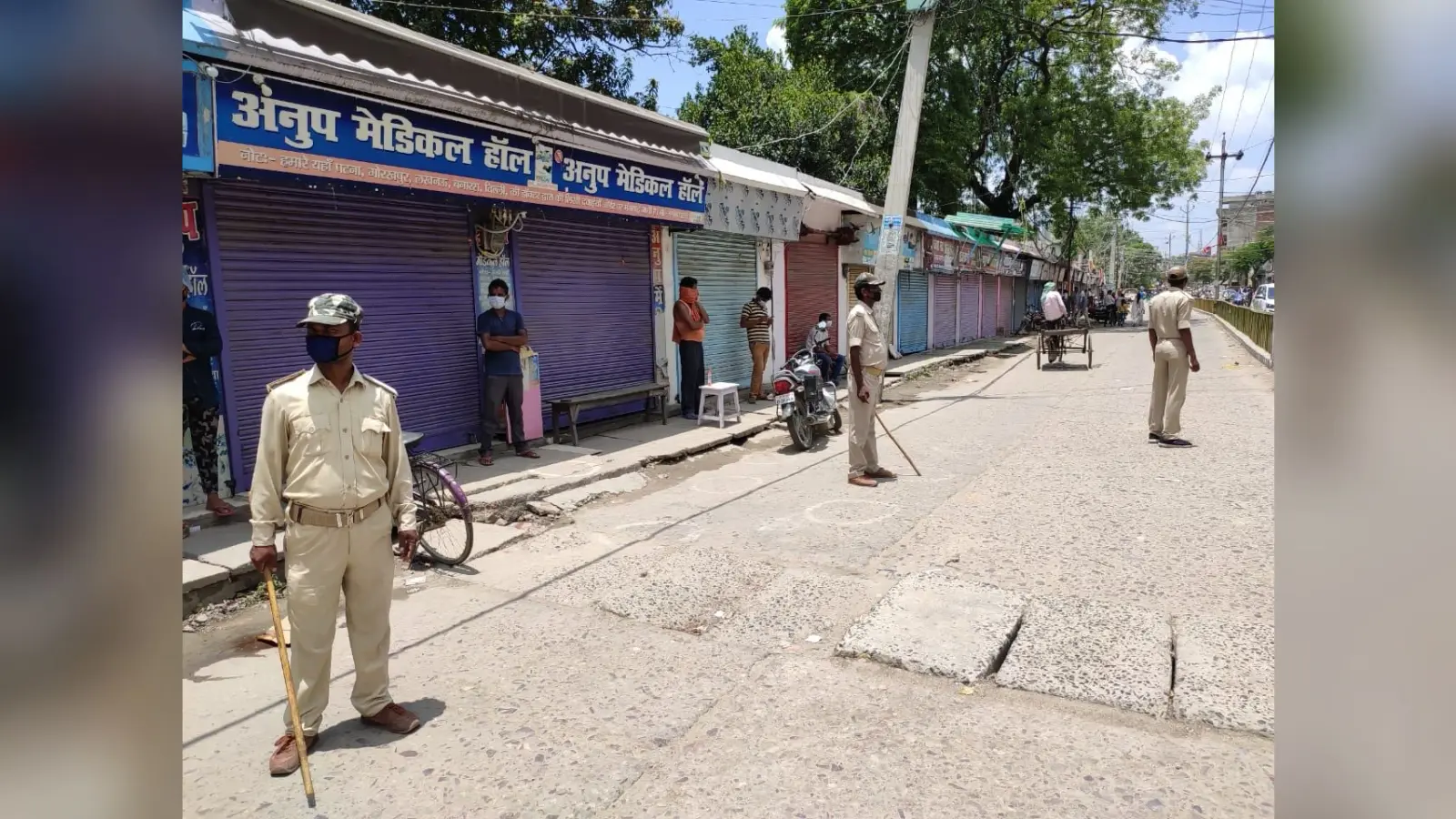 एसडीओ आवास से तोड़े आम, तो एसडीओ ने बंद करायी शहर की दुकानें