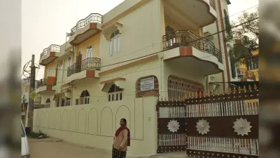 भूमि संरक्षण निदेशक के घर में निगरानी की रेड, जमीन के कागजात, बैंक अकाउंट्स, पॉलिसी और 5 लाख कैश जब्त