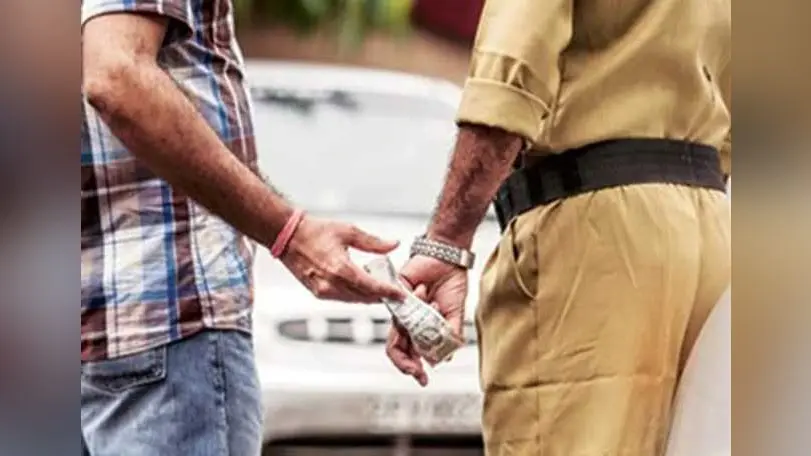 प्रदूषण प्रमाणपत्र नहीं होने पर बाइक सवार से ट्रैफिक एएसआइ ने मांगा एक किलो पेड़ा, वीडियो हो गया वायरल