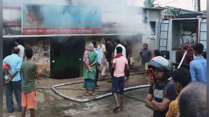 सेंट्रल बैंक ऑफ इंडिया की शाखा में शॉर्ट सर्किट से जल गये सारे कागजात और काउंटर, मुख्य शाखा से होगी जमा-निकासी
