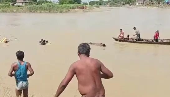 बिहारः मुजफ्फरपुर के बागमती नदी में नाव पलटी, आठ स्कूली छात्र- छात्राएं समेत 12 लापता