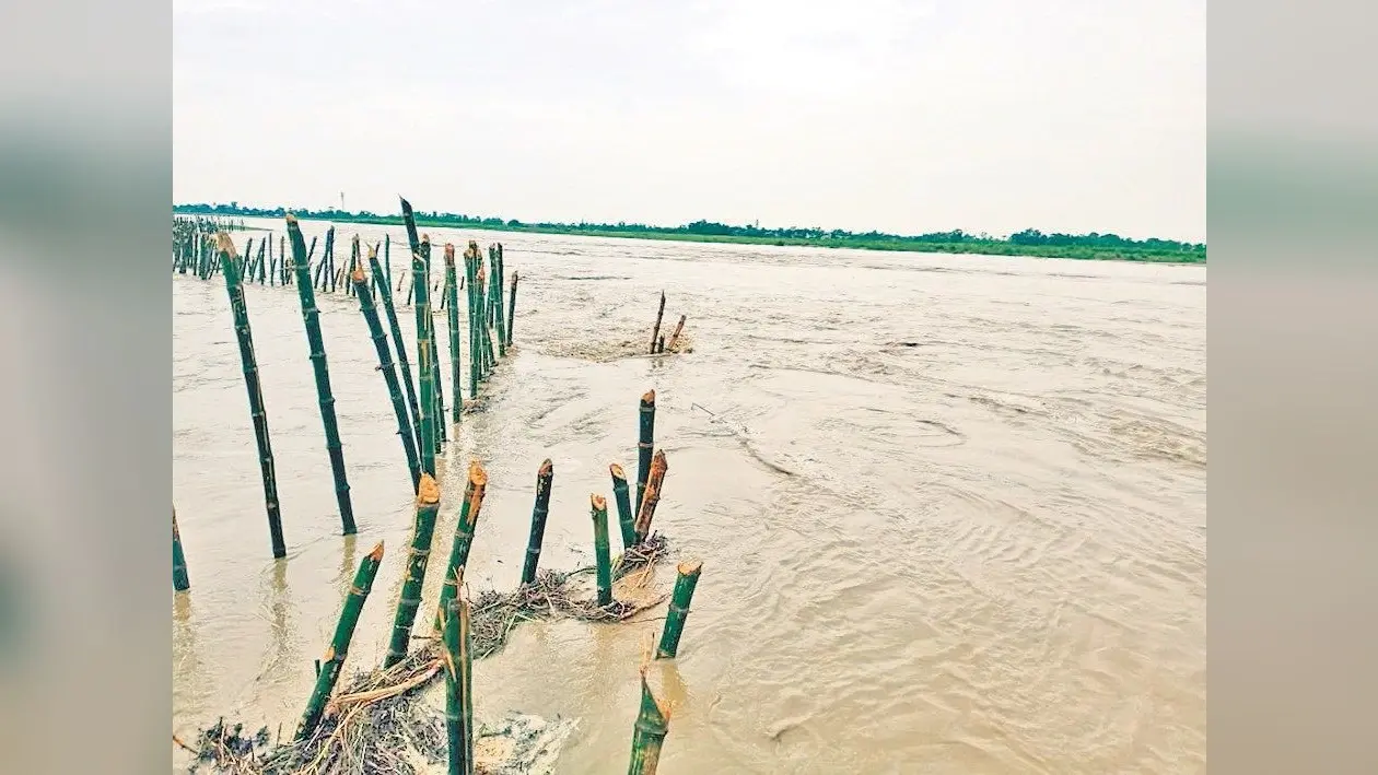 बाढ़ का कहर : बारिश और भपसा नदी का जलस्तर बढ़ने से कई इलाकों में फैला पानी
