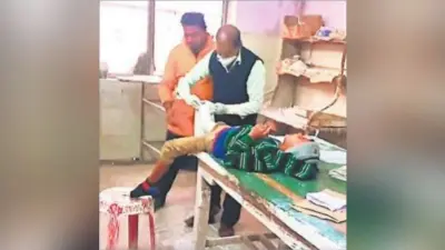 बिहार के इस सबसे बड़े अस्पताल में स्वीपर करता है प्लास्टर, एक्सरे देख बताता है कहां टूटी है हड्डी