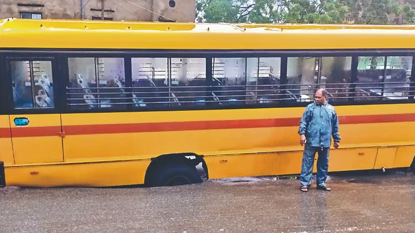 पटना में सात घंटे की बारिश भी नहीं झेल सकी सड़क, कंकड़बाग में बस के पहिये समेत धंसी रोड