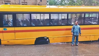 पटना में सात घंटे की बारिश भी नहीं झेल सकी सड़क, कंकड़बाग में बस के पहिये समेत धंसी रोड
