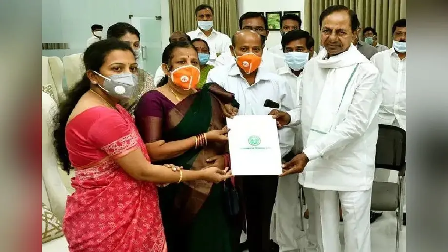 गलवान घाटी में शहीद कर्नल संतोष की पत्नी संतोषी को मिला डेप्युटी कलेक्टर का पद, मुख्यमंत्री राव ने दिया नियुक्ति पत्र