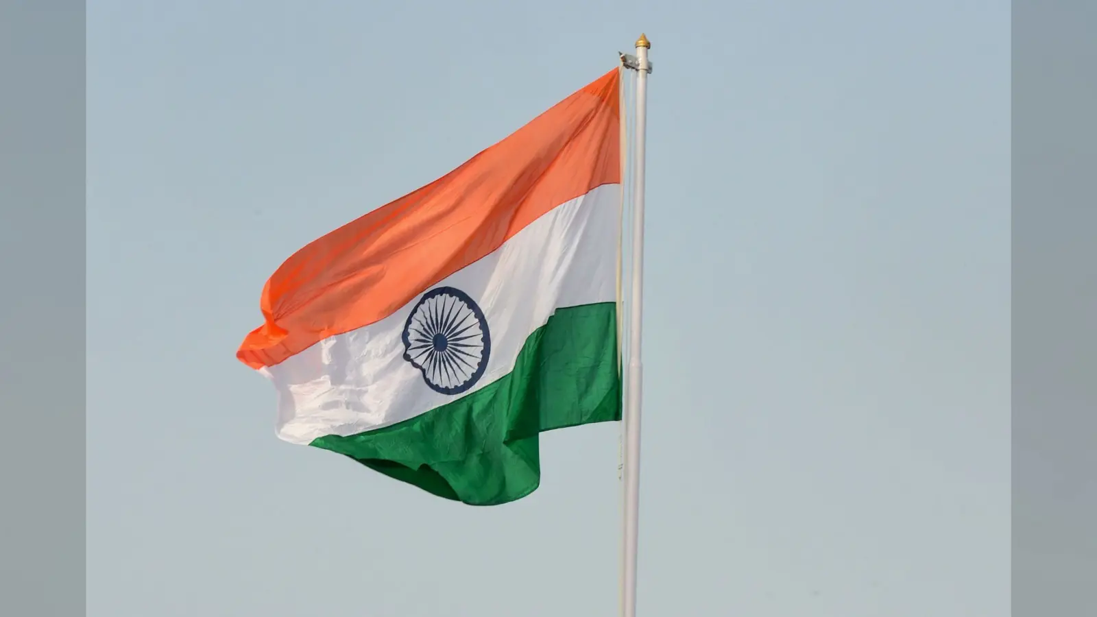बुरहान वानी के पिता ने पुलवामा में फहराया तिरंगा, कभी आतंकियों का पोस्टर बॉय था बेटा