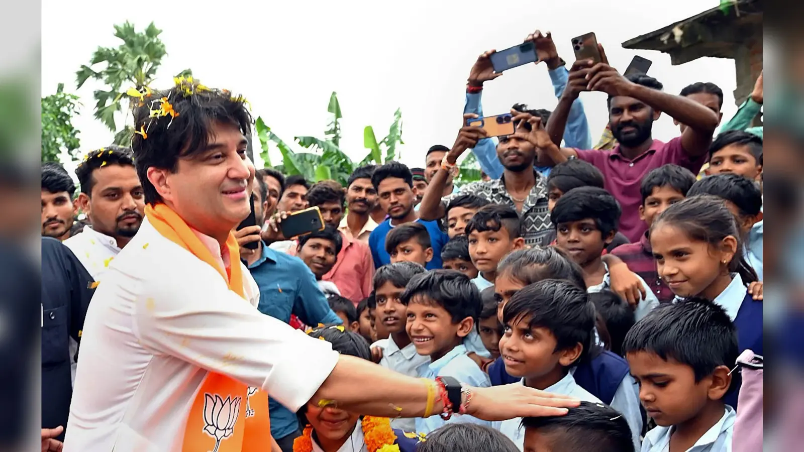 MP Election 2023: ज्योतिरादित्य सिंधिया को एक और वफादार ने दिया झटका! बीजेपी छोड़ थामा कांग्रेस का हाथ