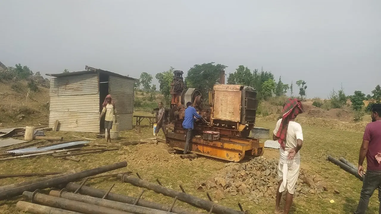 बिहार: बांका में मिला सोने का भंडार! तलाश में जुटे भूवैज्ञानिक, जमीन में ड्रील कर ल��� रहे सैंपल
