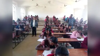 बारिश में घर की दीवार क्षतिग्रस्त