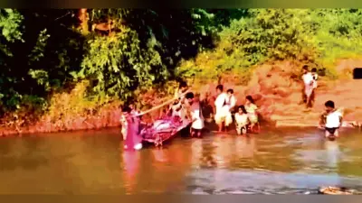 विकास के दावों की पोल खोलती कालाहांडी की ये तस्वर, तीन किमी तक मरीज को खाट पर ले गये ग्रामीण