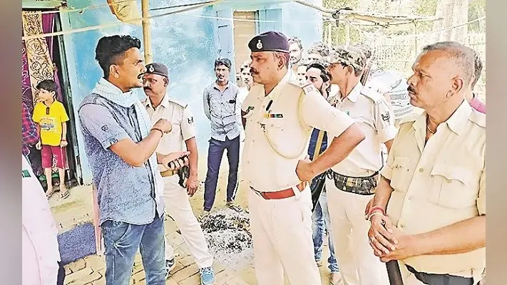 ऑटो से कुत्ते को लगी टक्कर तो पुलिसकर्मी ने ड्राइवर को बेहोश होने तक लात-घूंसे से पीटा, आक्रोशित लोगों ने किया हंगामा