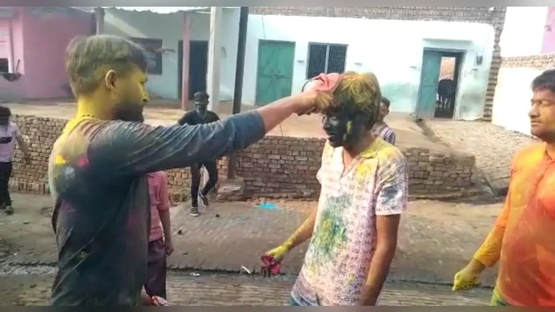 अनोखी परंपराः बृज के इस गांव में खेली जाती है जूता-चप्पल मार होली
