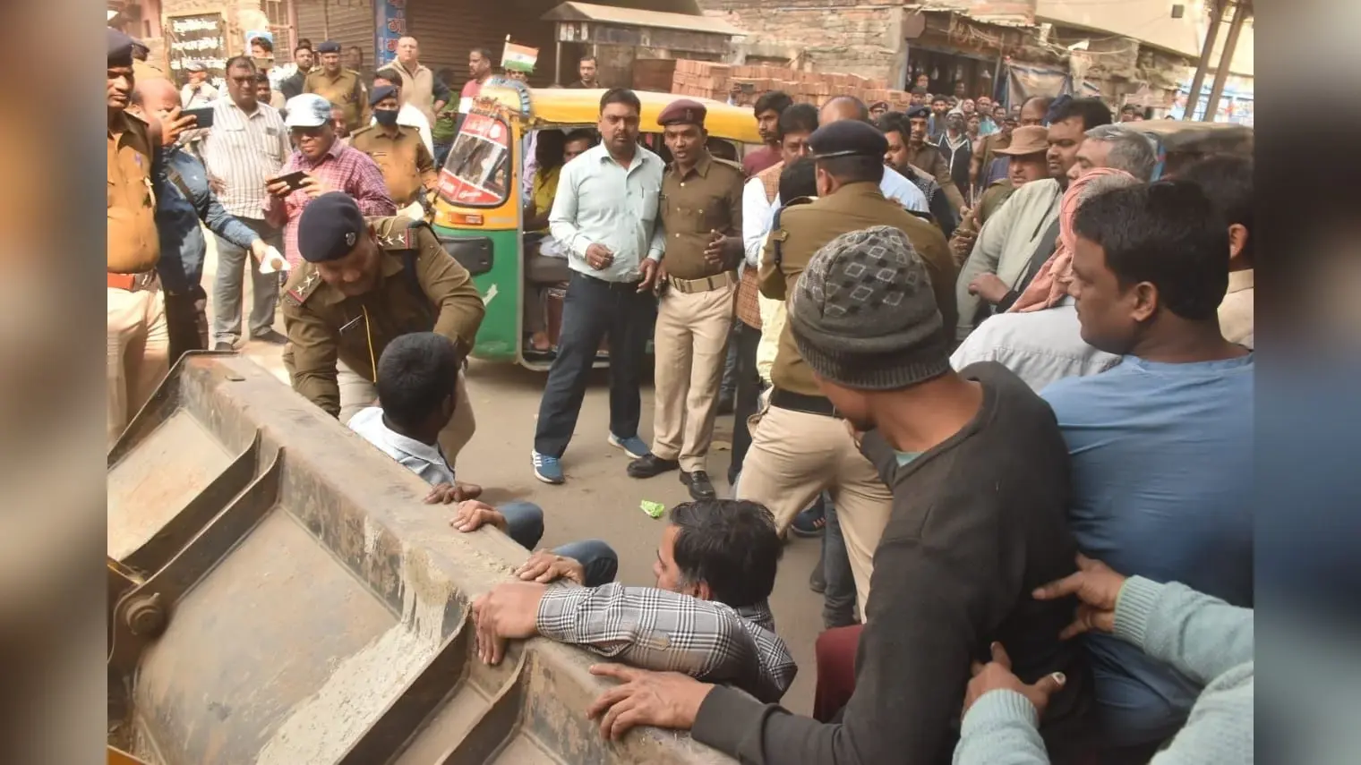 पटना में अतिक्रमण हटाने को लेकर मचा बवाल, देखते ही देखते आग का गोला बन गया अनिल, भीड़ ने पुलिस पर बरसाए पत्थर