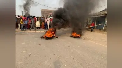 मुखिया पति और उसके बेटे ने पंचायत में युवक को मार-मार कर किया अधमरा, आक्रोशित लोगों ने काटा बवाल