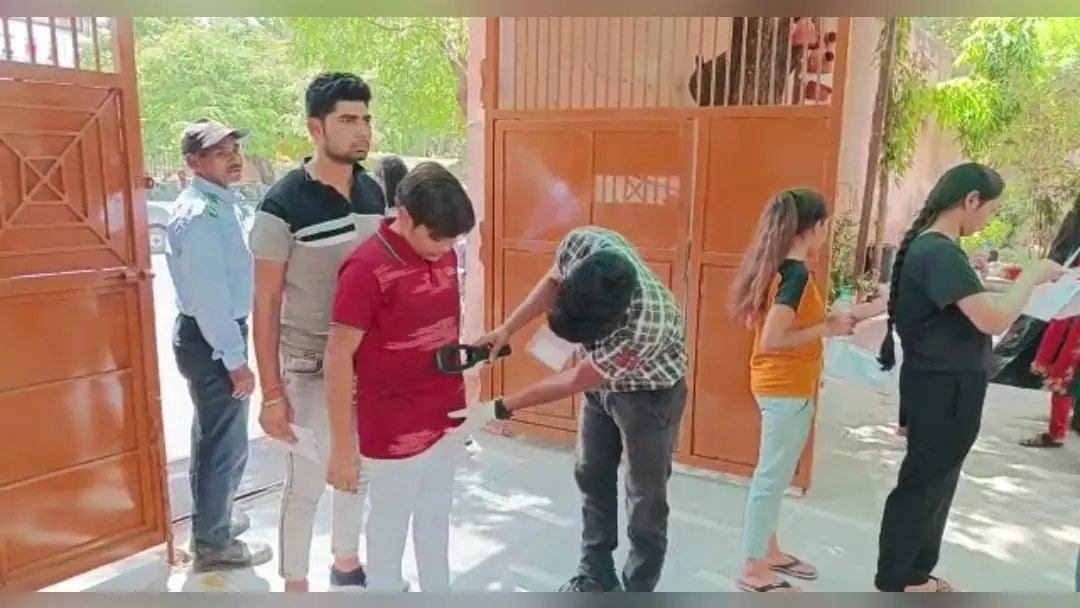 UP News: नीट परीक्षा में हाई हील से हुई दिक्कत, छात्रों की उतरवाई गयी बेल्ट, सिर्फ टीशर्ट वालों को दिया प्रवेश