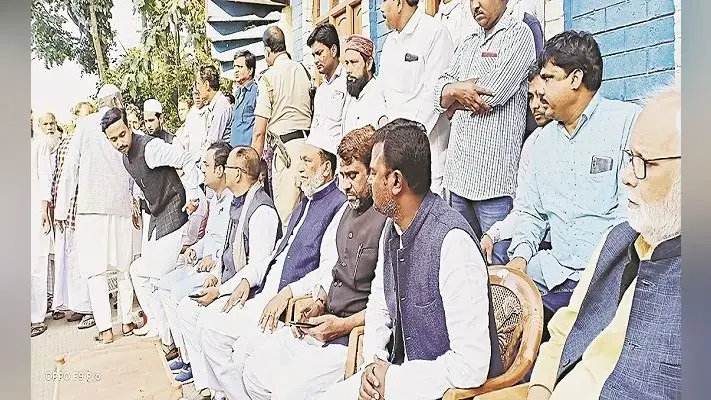 AIMIM विधायक से मारपीट मामले का जायजा लेने ओवैसी के चारों विधायक पहुंचे सिसौना गांव