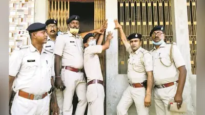 मधुबनी हत्याकांड में फरार 11 आरोपितों के घरों पर पुलिस ने चिपकाया इश्तेहार, ढोल बजाकर हाजिर होने को कहा