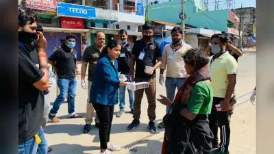 Coronavirus Lockdown: गरीबों को भोजन बांटने बेटा-बेटी के साथ सड़क पर उतरे गुमला एसडीओ