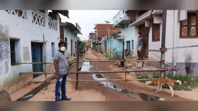चितरपुर में मुहल्ले की हुई बैरिकेडिंग, एक साथ आये थे तीन कोरोना संक्रमण के मामले