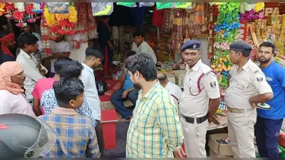 Muzaffarpur: पटाखा मंडी में सुरक्षा मानको ताक पर रख चल रहे दुकान, लापरवाही से हो सकता है बड़ा हादसा