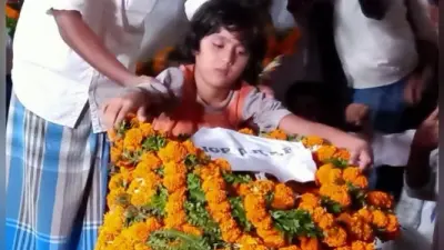 शहीद की बेटी बोली- ”मेरे पापा का चेहरा दिखाओ ना मामू, मैं भी पापा पर फूल चढ़ाऊंगी”, सुपुर्द-ए-खाक हुआ शहीद खुर्शीद