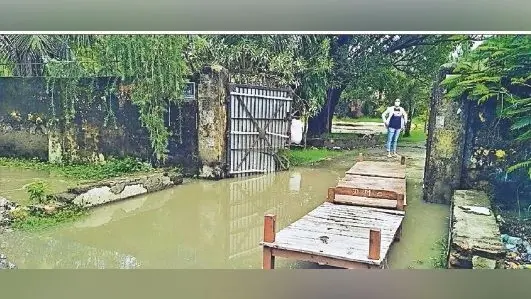 DMCH में चौकी लगा कर हॉस्टल से आ जा रहीं छात्राएं, वार्डों की स्थिति नारकीय, स्वास्थ्य कर्मी हलकान