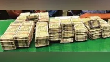 मध्य कोलकाता में कार में छिपा कर ले जा रहे थे 30 लाख, दो आरोपी गिरफ्तार