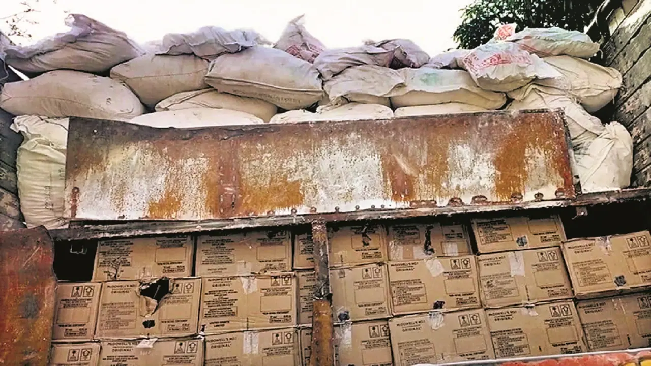 बेगूसराय में शराब से भरा ट्रक लेकर भाग रहे थे तस्कर, पुलिस ने खदेड़ कर पकड़ा, 600 कार्टून शराब जब्त