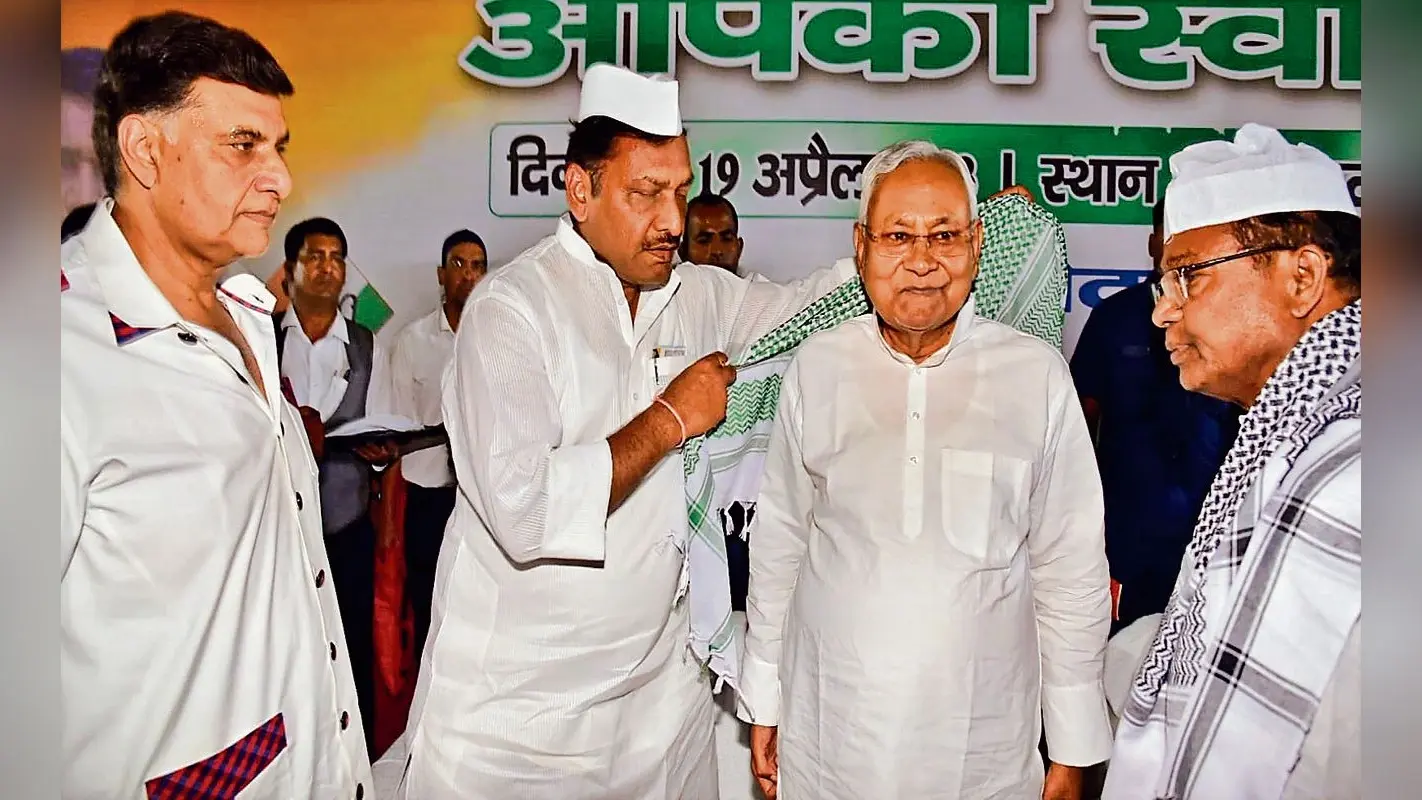 Photos: कांग्रेस की दावत-ए-इफ्तार में शामिल हुए नीतीश, तेजस्वी समेत कई नेता, प्रदेश अध्यक्ष ने किया स्वागत