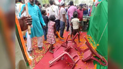 Bihar Election 2020: अव्यवस्था की भेंट चढ़ी तेजस्वी की रैली, बिखरी कुर्सियों के बीच बिना माइक ही लोगों को किया संबोधित